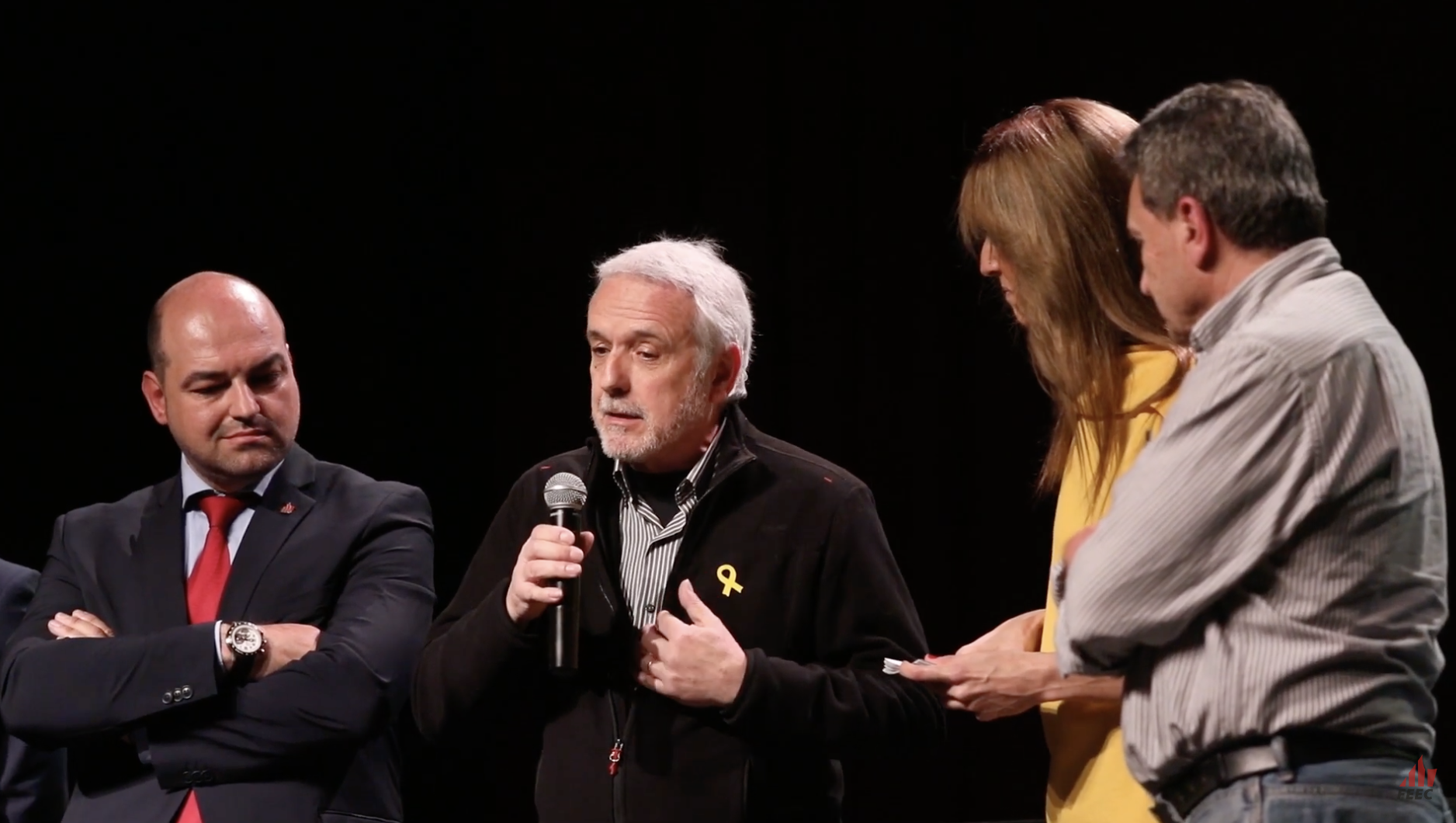 Carles Capellas (amb el micro a la mà) en el moment de recollir l'ensenya d'or de la FEEC al costat de Josep Paytubí per la tasca feta amb el SGIM. 