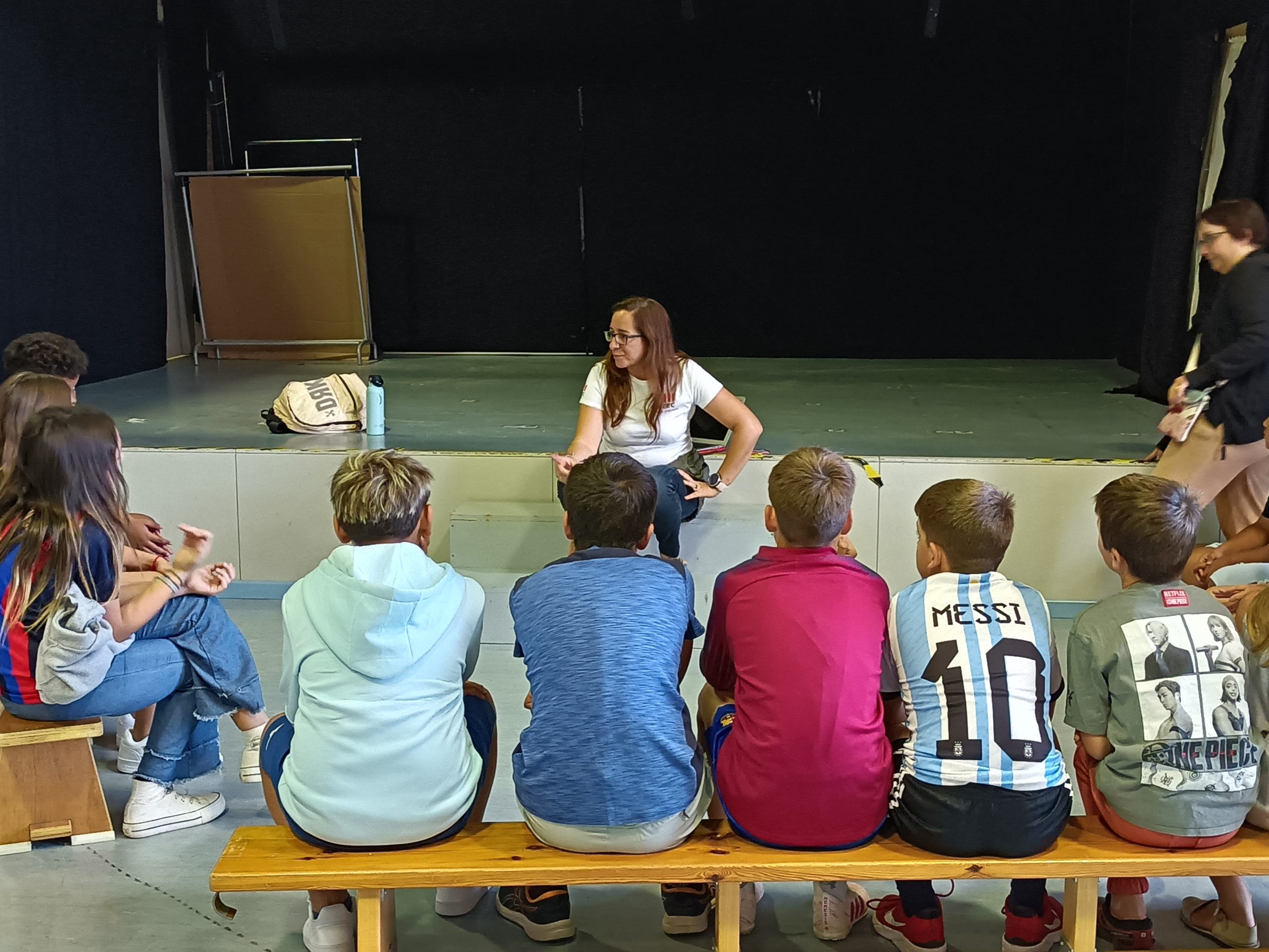 Un moment de la xerrada de la Marta Escalé als alumnes de l'Escola Montbui. 